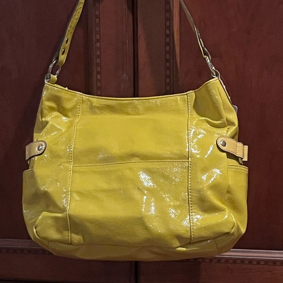 London Fog Yellow Shoulder Bag with Glossy Finish - Picture 2 of 4